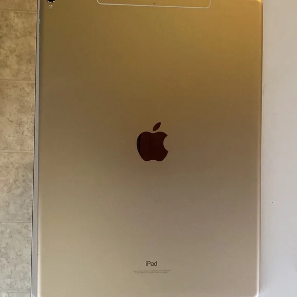 iPad Pro 256gb for sale. Latest iPadOS 15.3.1 🤩🤩🤩 iPad Pro 256gb for sale. Latest iPadOS 15.3.1 🤩🤩🤩